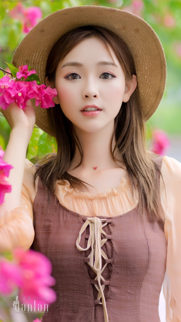 清纯美女丹婷森女系装扮头戴草帽图片