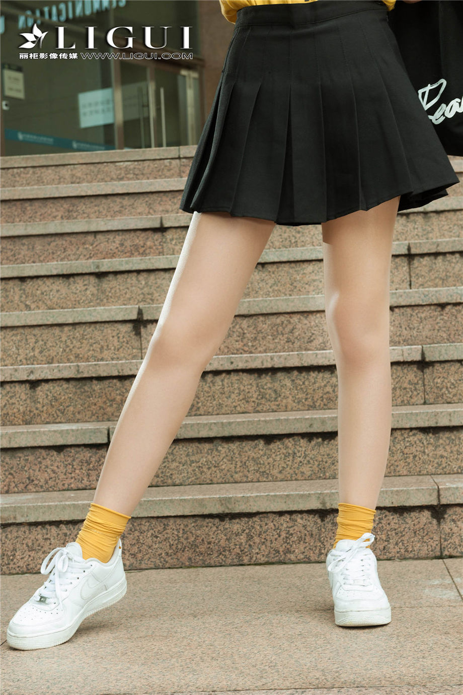 可爱美少女筱筱诱人丝袜玉足撩人街拍写真图片