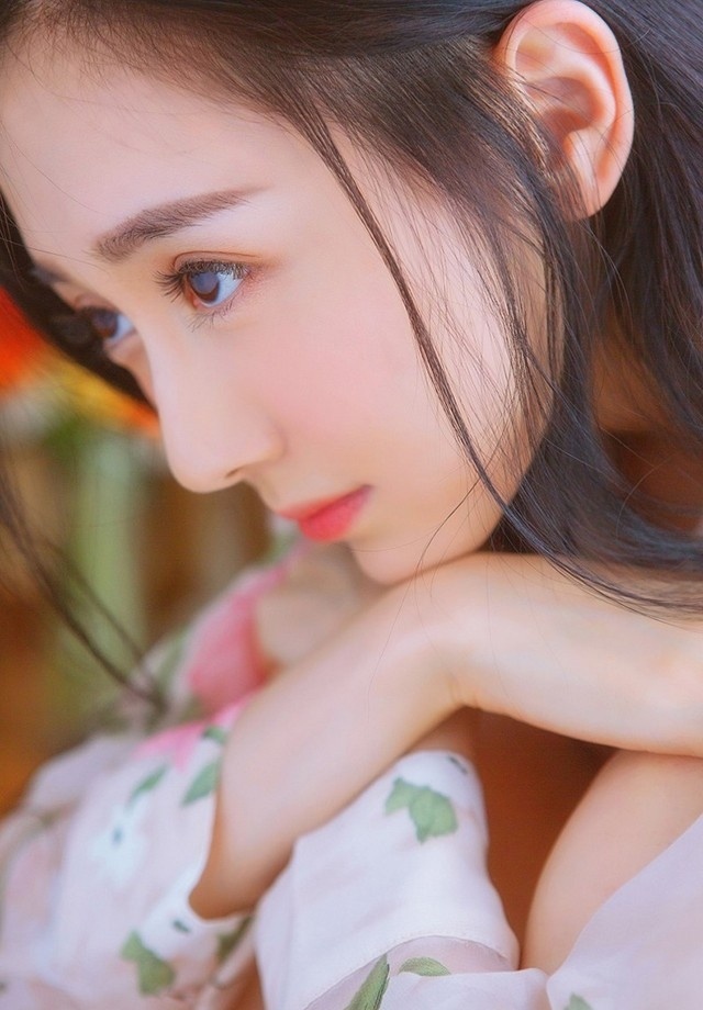 国色天香美少女精致粉嫩容颜双眸迷人写真图片