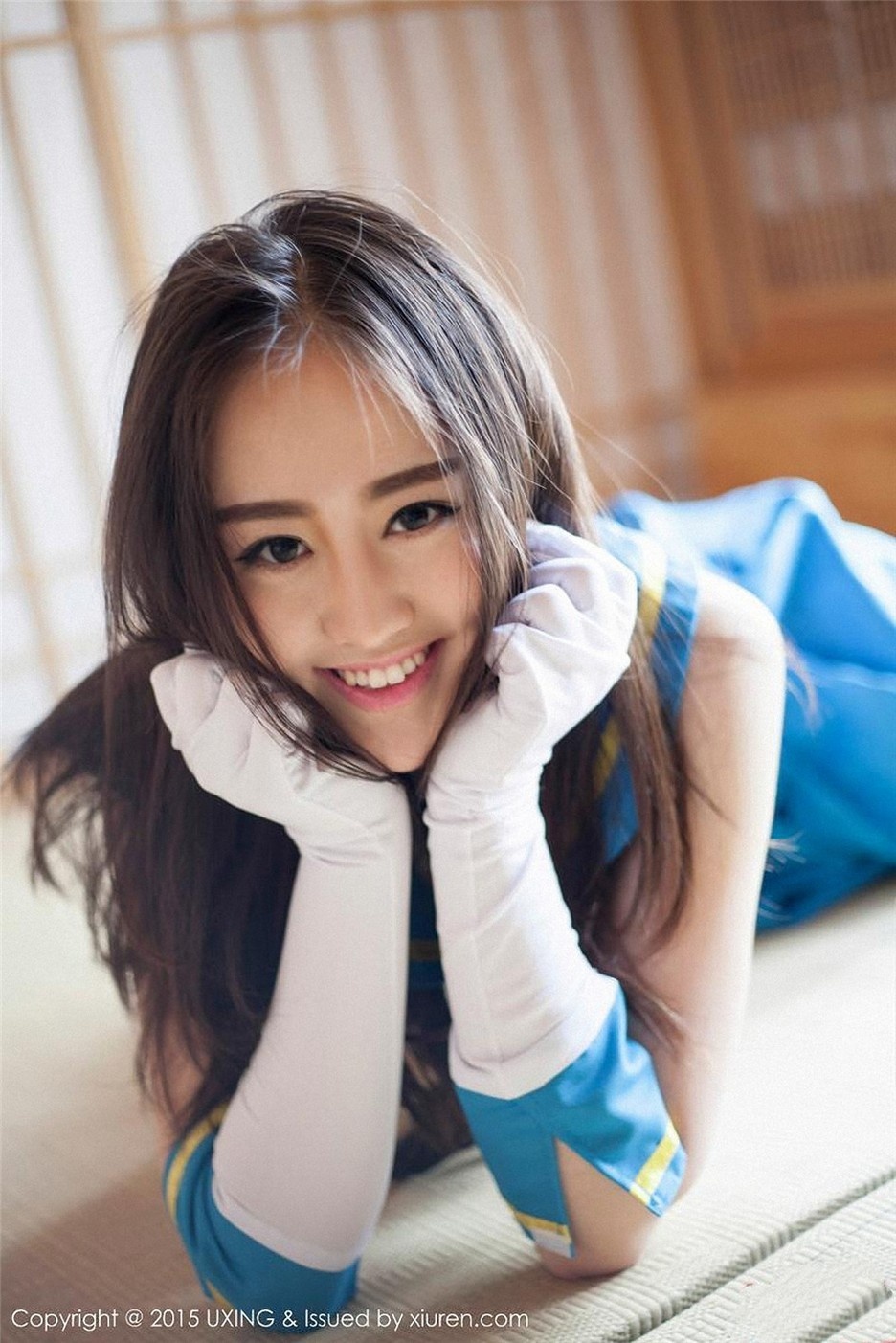 90后大美女王朝朝性感制服甜笑迷人写真图片