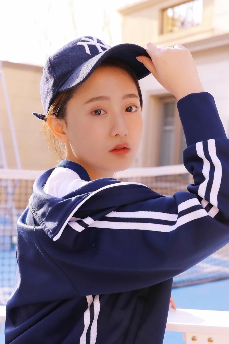 阳光鸭舌帽少女户外运动制服性感写真图片
