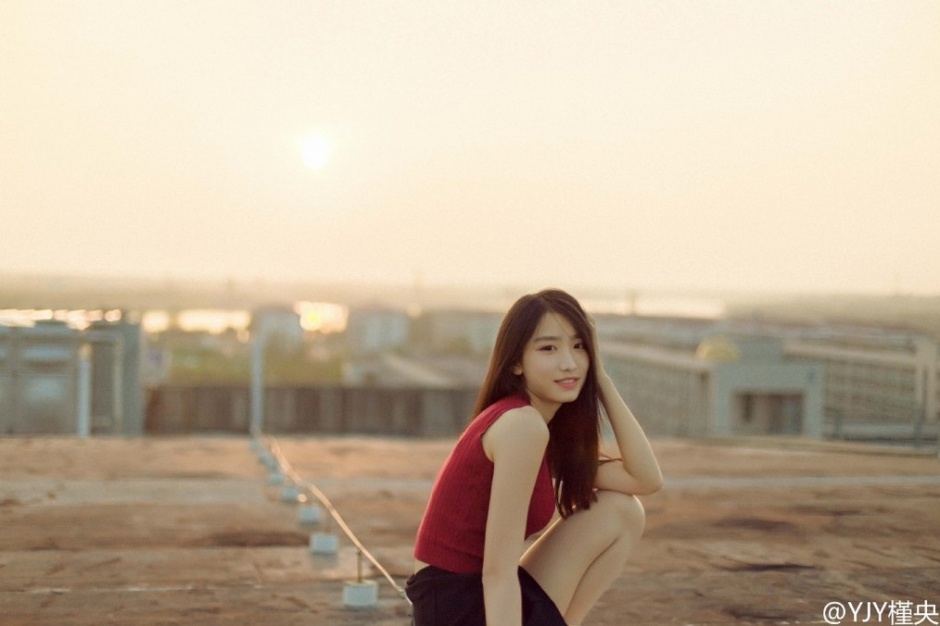 气质女神烈焰红唇迷人写真照