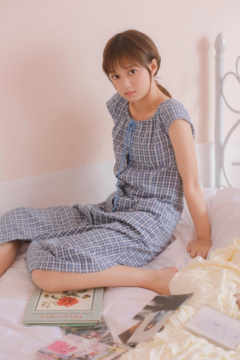 清纯美少女萝莉格子连衣裙温婉舒雅居家写真图片