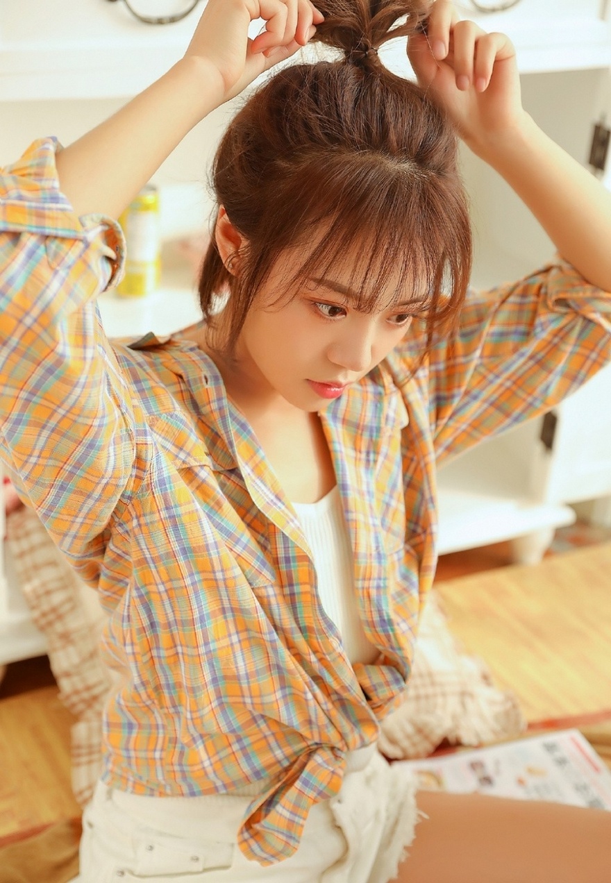 丸子头邻家美少女热裤大长腿房内惬意写真