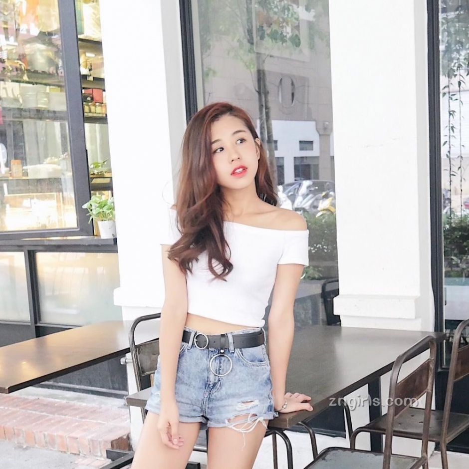 明眸皓齿气质美女Kelly Tan甜美街拍写真图片