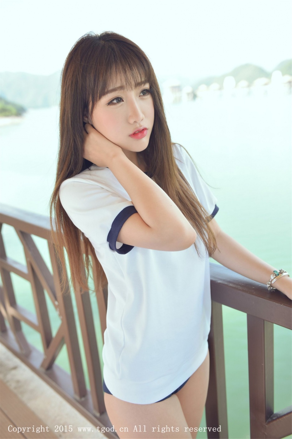 人气美女朱若慕Akiki超短热裤户外美腿撩人