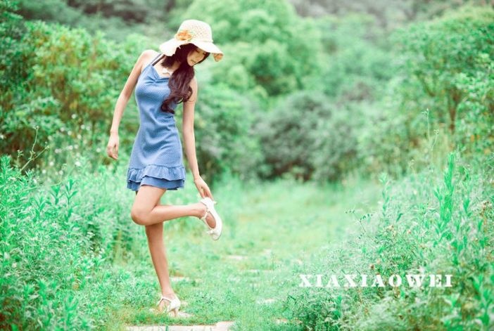 清纯美女夏小薇头戴遮阳帽户外踏青性感吊带裙展露好身材