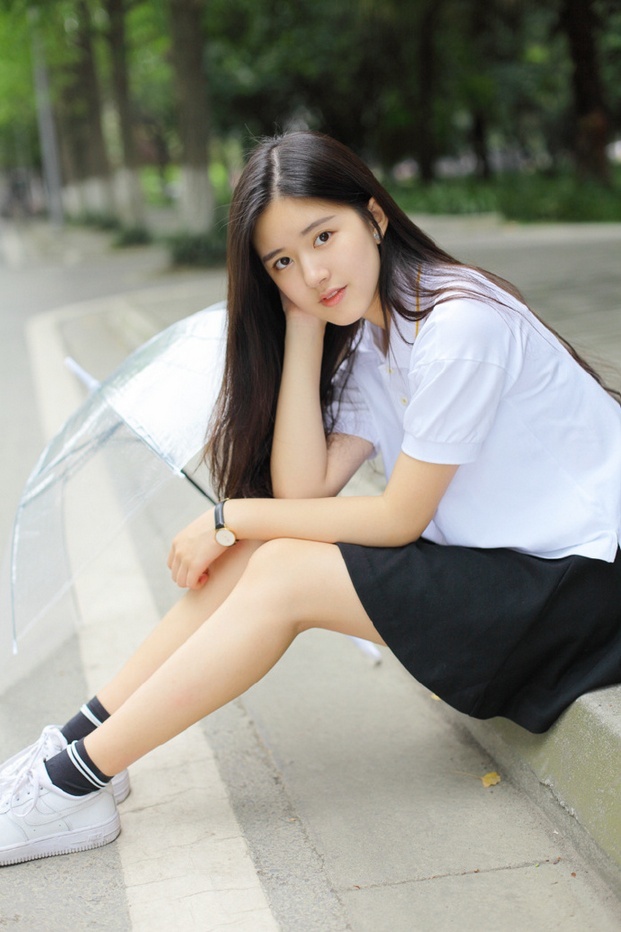 00后清纯长发美女校园洋溢青春活力写真