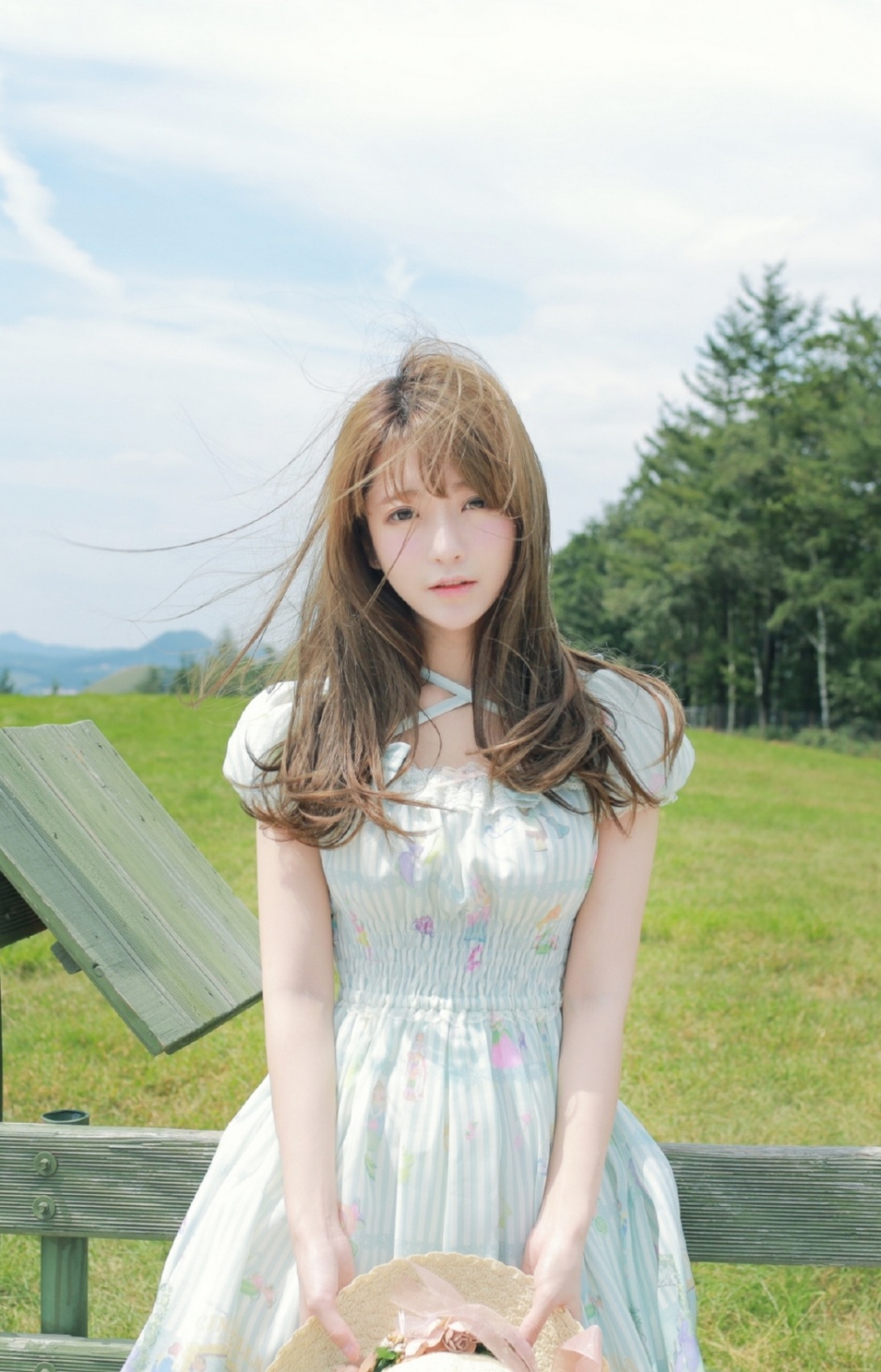 治愈系白嫩美女草原牧场清新迷人写真图片