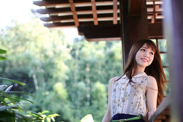 笑容超甜刘海美女户外阳光魅力写真图片