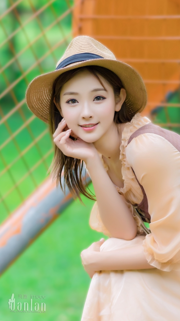 清纯美女丹婷森女系装扮头戴草帽图片