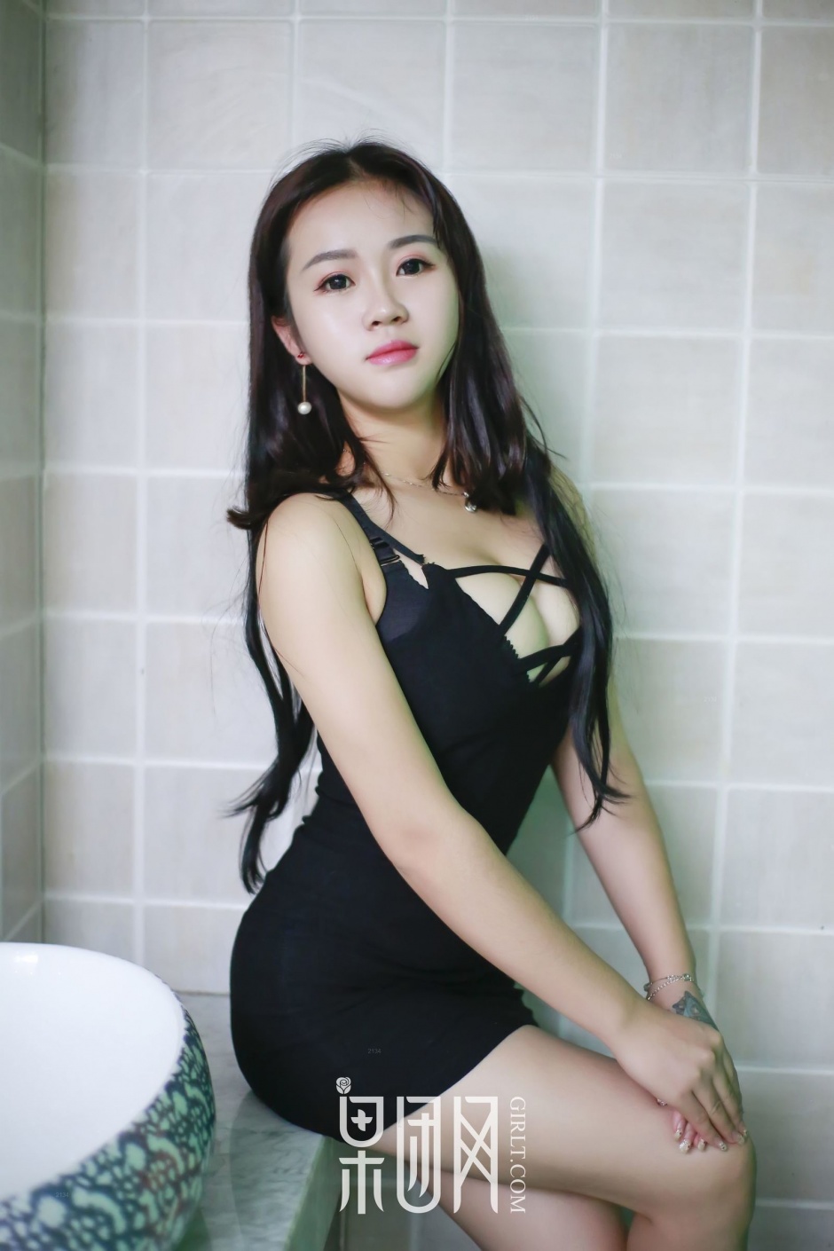 美女模特暖暖从可爱服装到粉色蕾丝睡衣诱惑写照