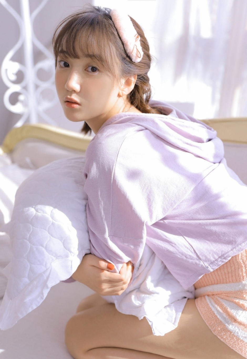 古灵精怪邻家少女白嫩长腿个性造型艺术摄影图片