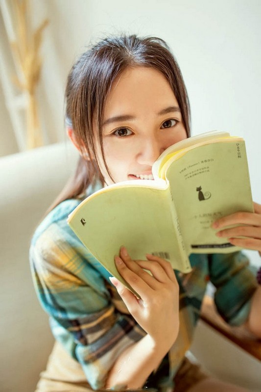 大眼清纯美女居家格子衫休闲写真图片