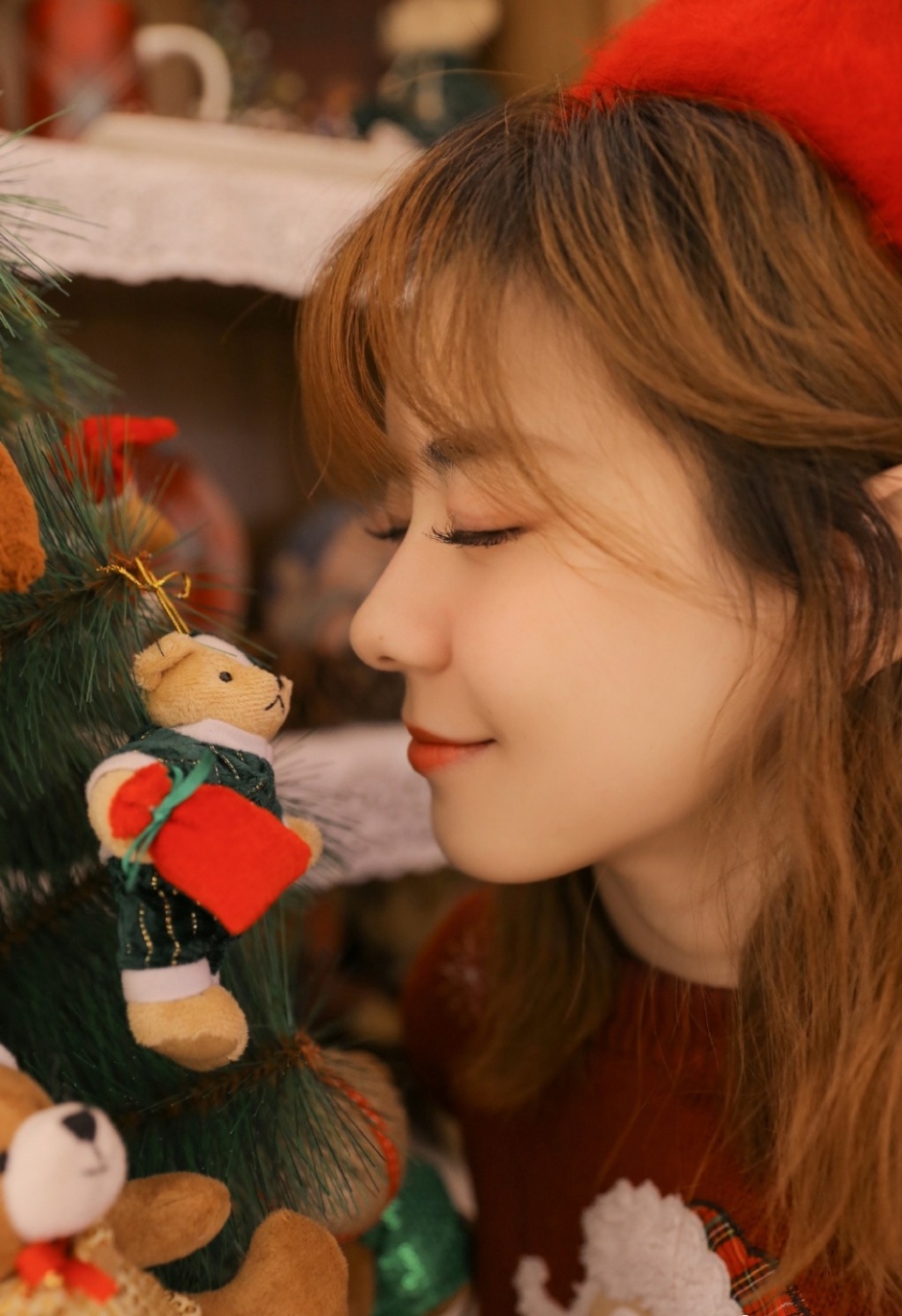 00后童颜萝莉圣诞装室内甜美迷人写真图片