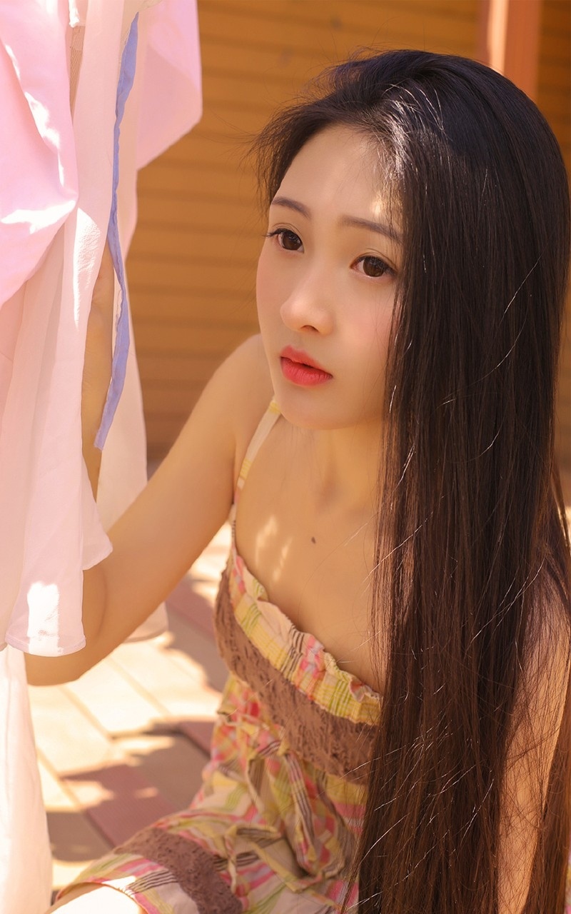 性感吊带美女长发披肩艳若桃李阳光下迷人写真