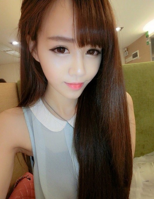 白皙粉嫩大眼网红女神诱人肌肤吹弹可破