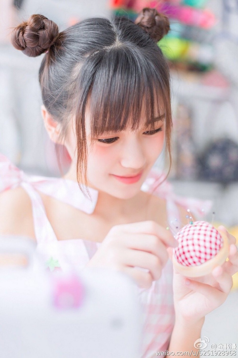 00后萌妹子金书漫清新丸子头自拍图片