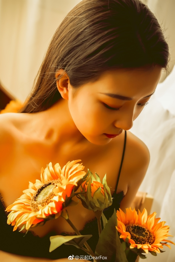 优雅冷艳美女吊带深v礼裙妖娆妩媚图片