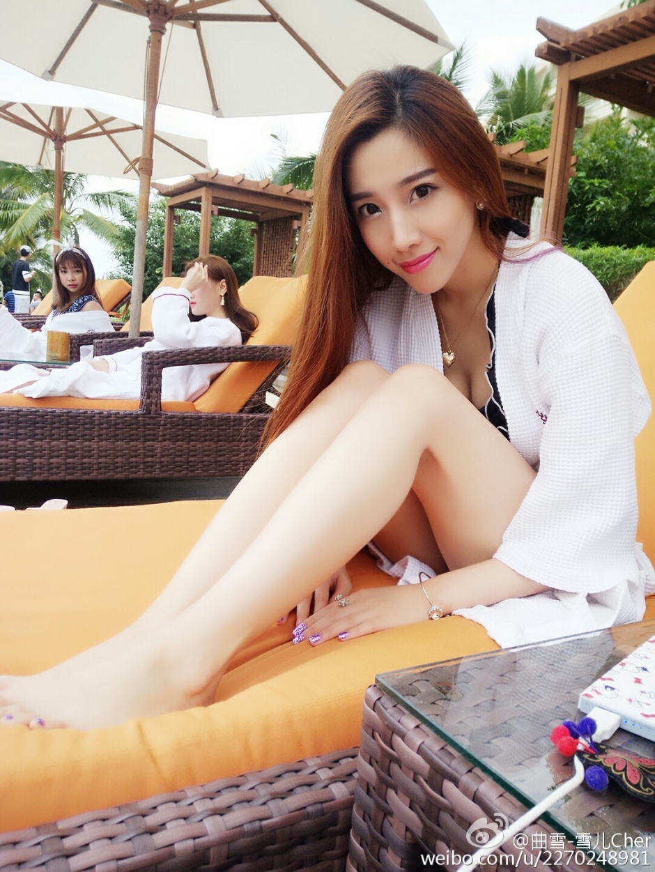 网红女神曲雪腰细腿长高叉牛仔裙诱惑街拍写真