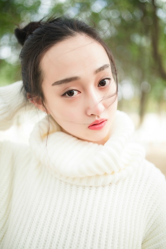 白净秀气大眼00后清纯妹子树林自拍美图