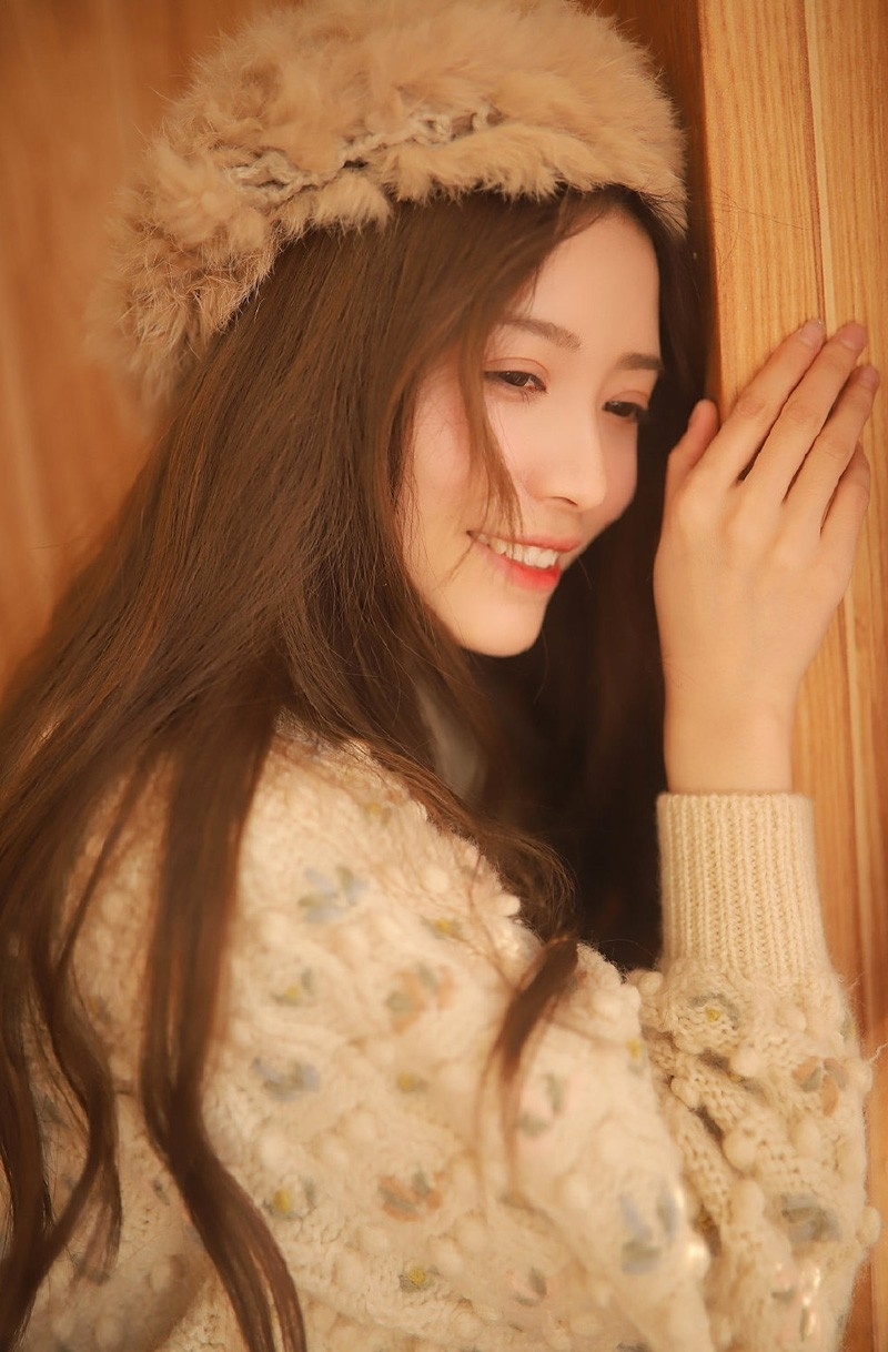 长发雪绒帽美女粉嫩脸蛋居家气质养眼写真图片
