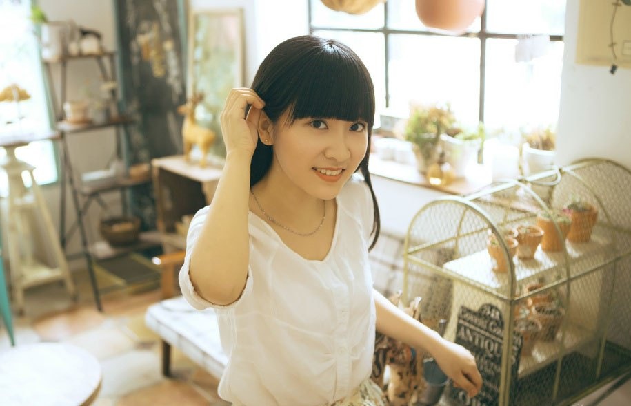 小清新齐刘海美女午后时光咖啡馆惬意写真