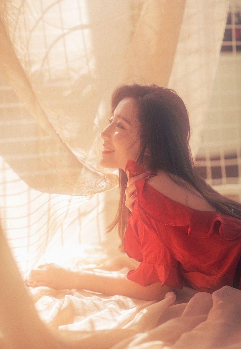 性感红衣美女床上大胆裸露玉背诱惑写真图片