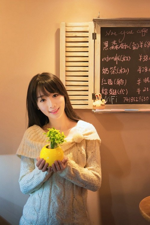 恬静淡然直长发清纯美眉奶茶店休闲美拍