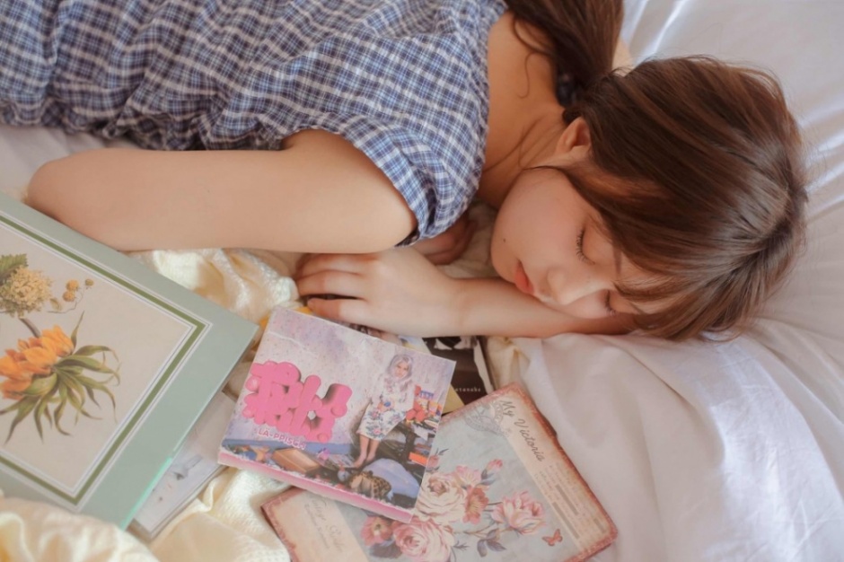 清纯美少女萝莉格子连衣裙温婉舒雅居家写真图片