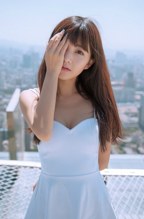 网红美女高台上低胸白色吊带裙迷人写真照
