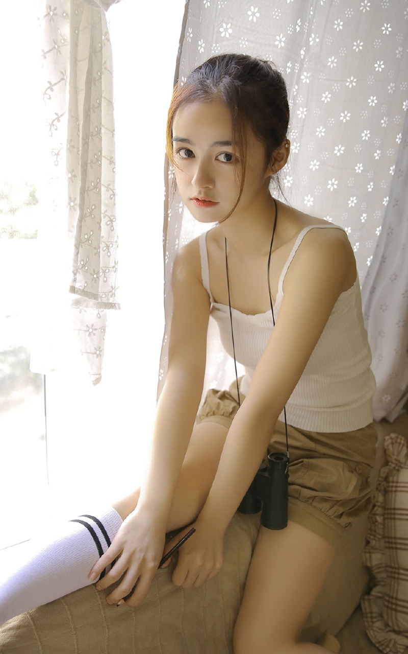 麻花辫美女吊带短裤白丝长腿诱惑图片