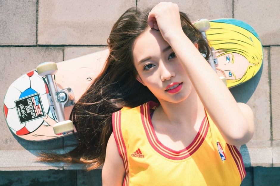 火辣美女校花中袜美腿运动服操场滑板美拍