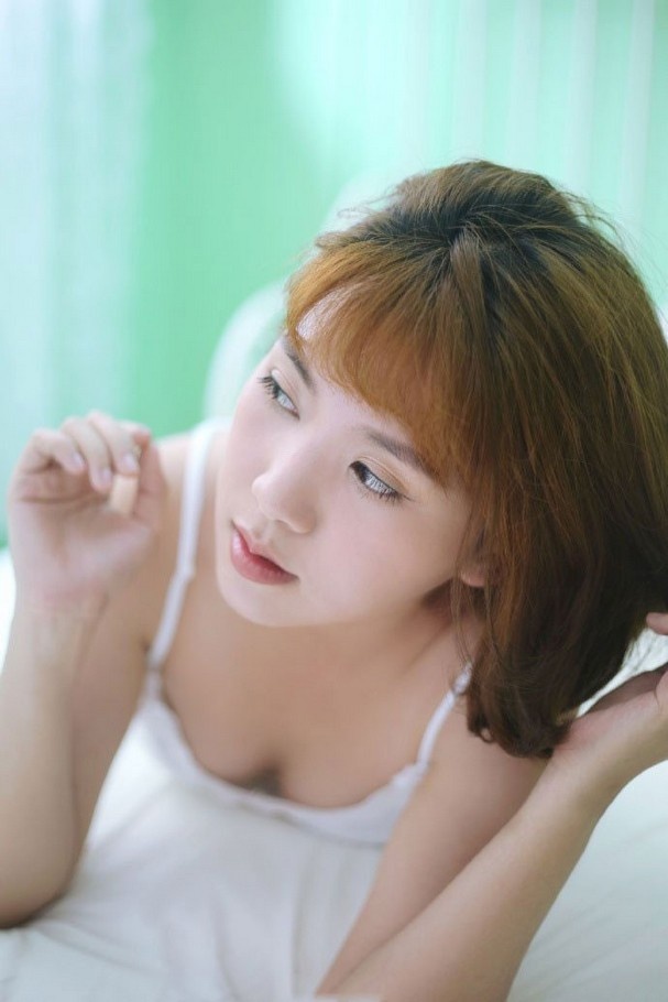 性感短发美女蕾丝肩带滑落白胸诱人图片