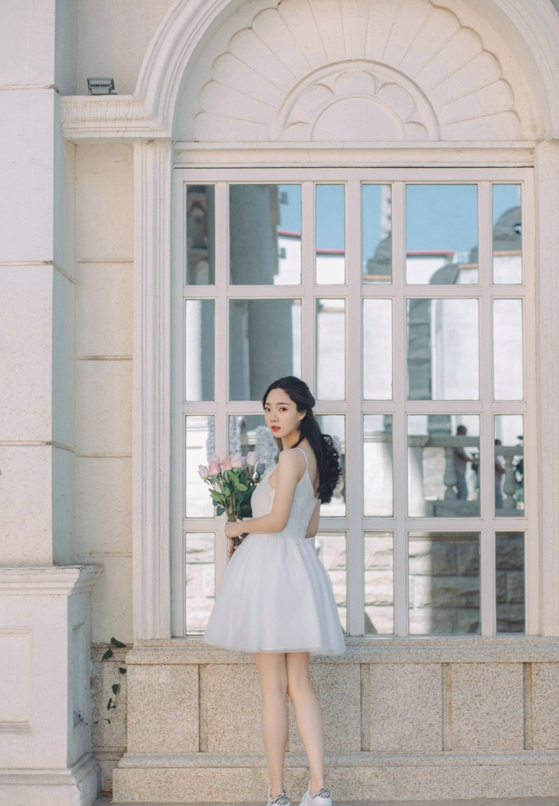 白皙吊带美女性感酥肩玉腿仙气养眼写真