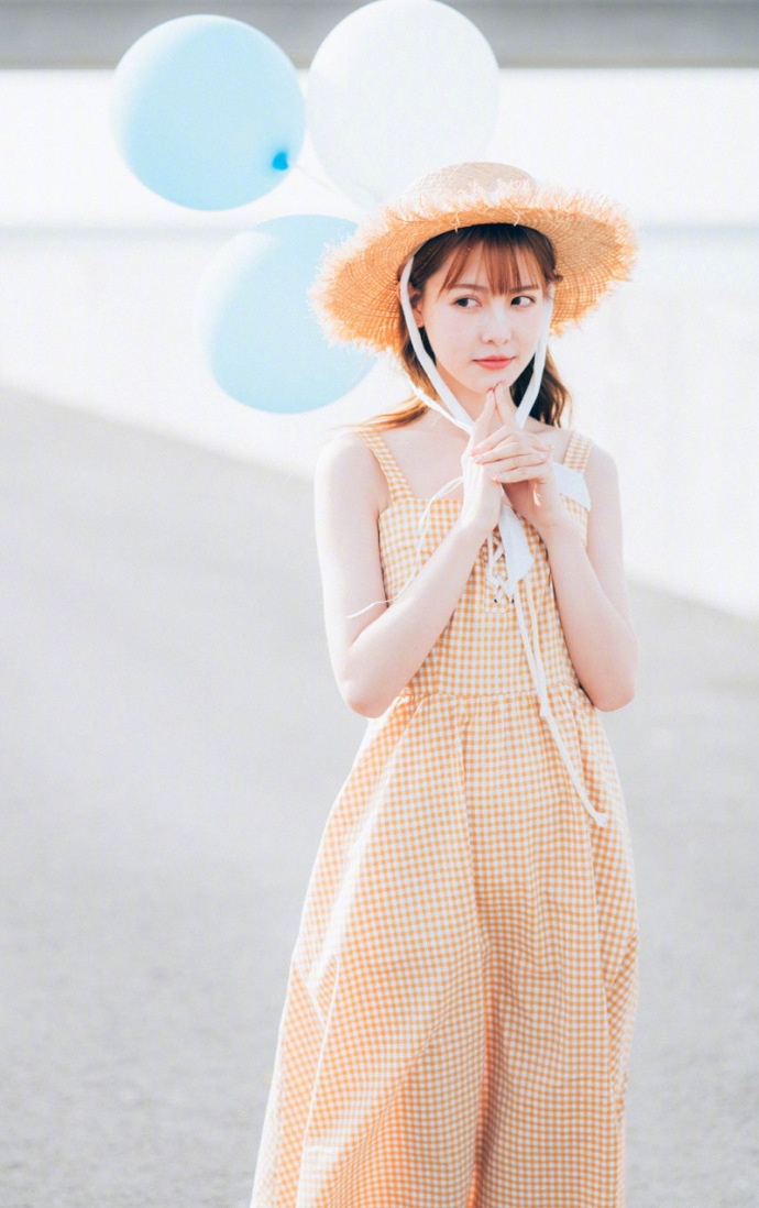 文艺范美女长发披肩五官清秀户外图片