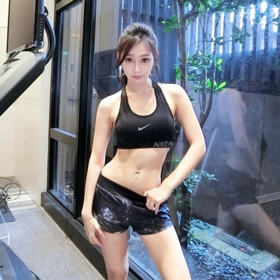 健身美女教练柔枝嫩条小蛮腰马甲线性感写真图片