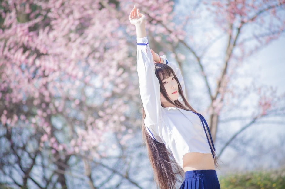 清纯白皙美女校花小露蛮腰性感迷人写真