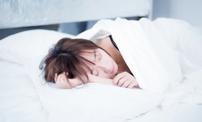 性感吊带短发美女私房秀白嫩香肩锁骨图片