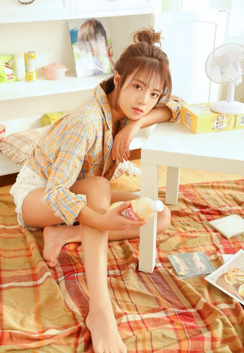 丸子头邻家美少女热裤大长腿房内惬意写真