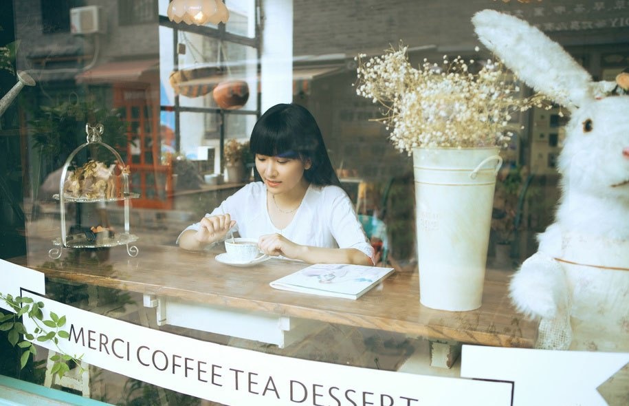 小清新齐刘海美女午后时光咖啡馆惬意写真