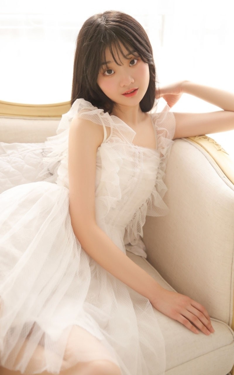 雪白肌肤美女气质公主裙粉嫩脸蛋私房写真图片