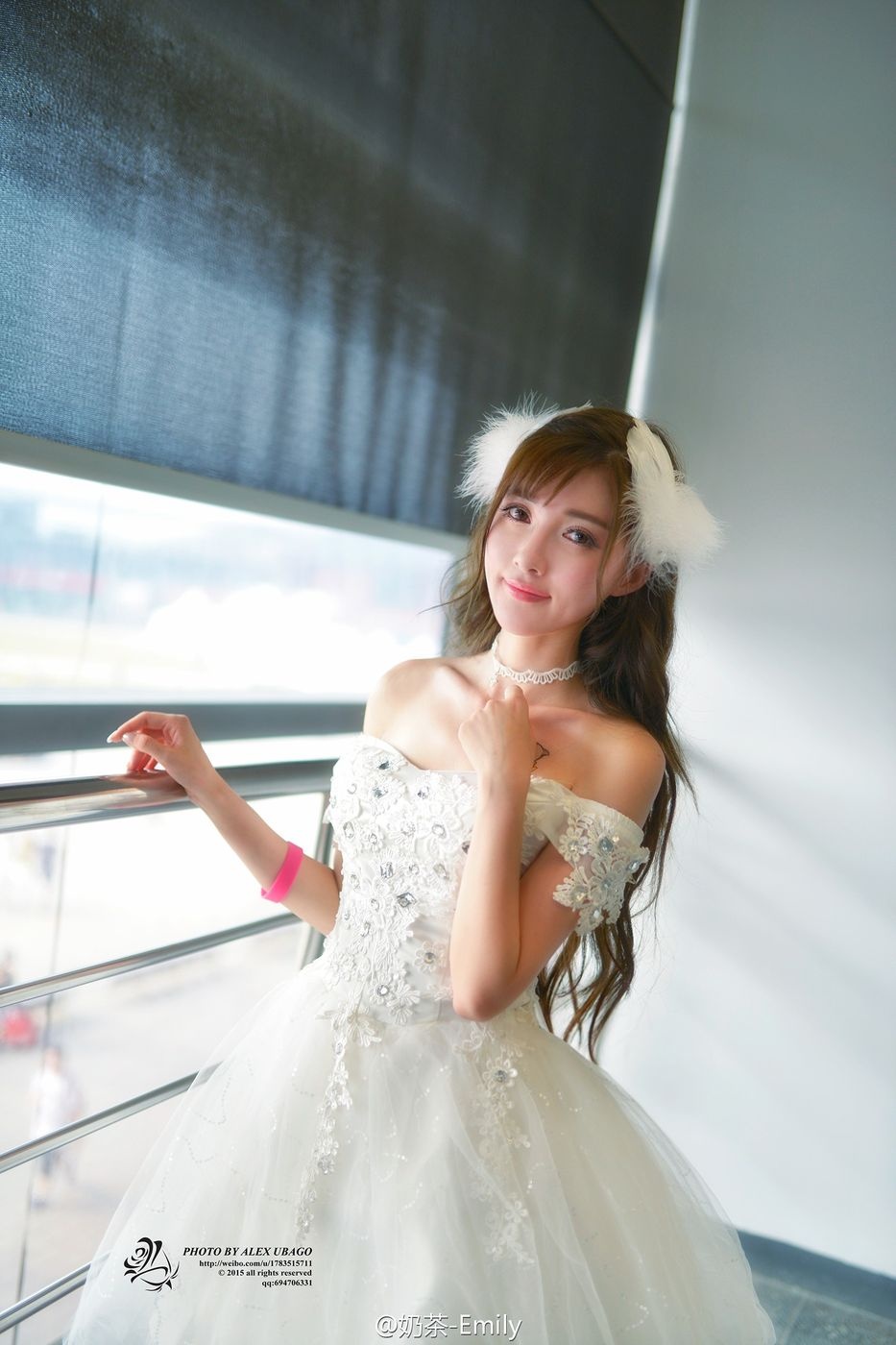 清新美女奶茶Emily千娇百媚性感养眼街拍图片