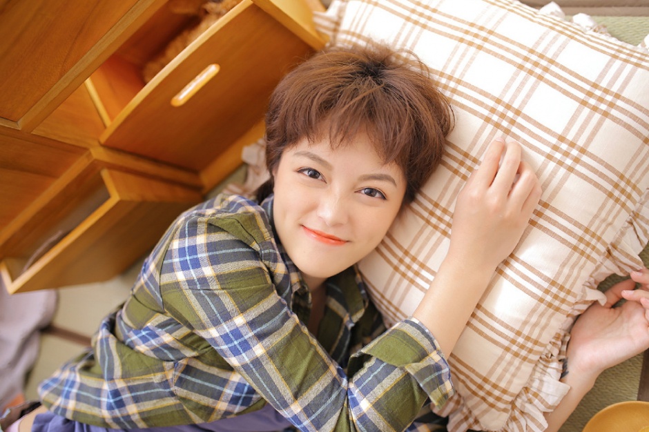 短发美女超短裤细长美腿搞怪卖萌图片