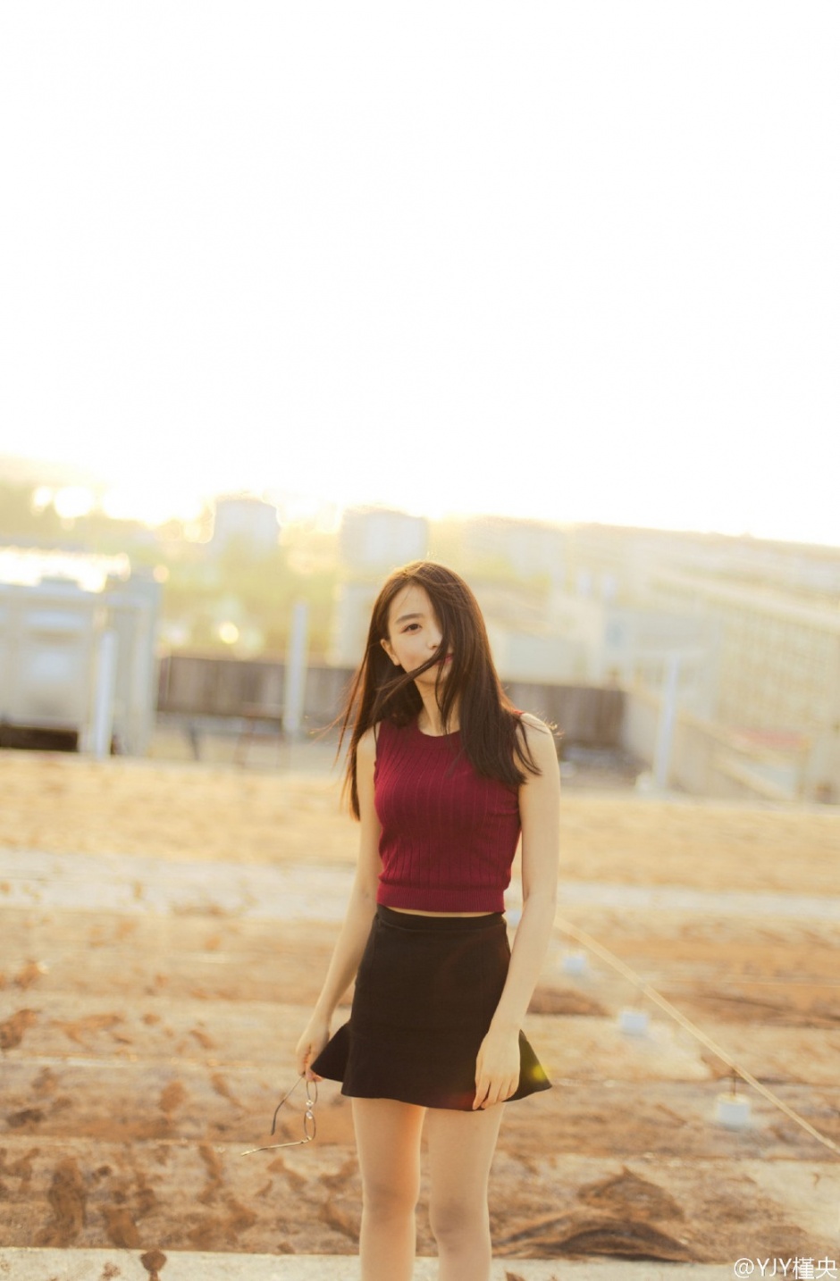 气质女神烈焰红唇迷人写真照