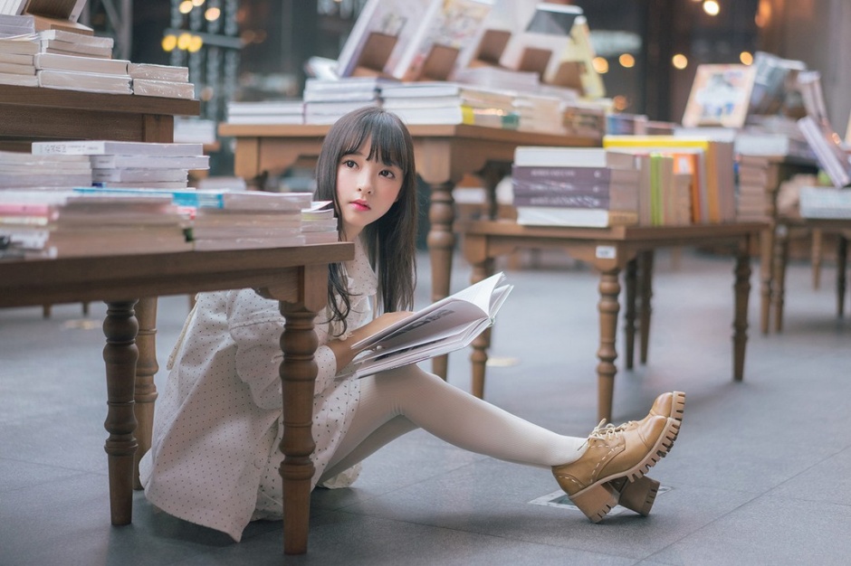 书香清纯粉嫩美女图书馆卖萌图片