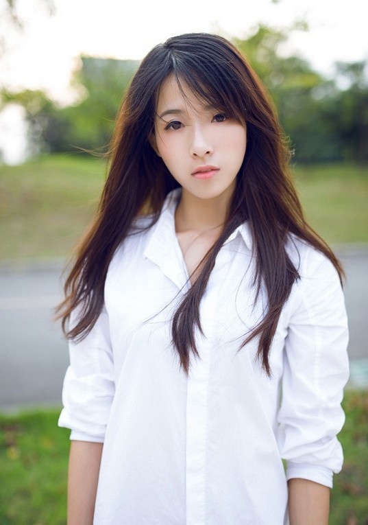 阳光白衬衫美女凌乱秀发性感撩人写真图片