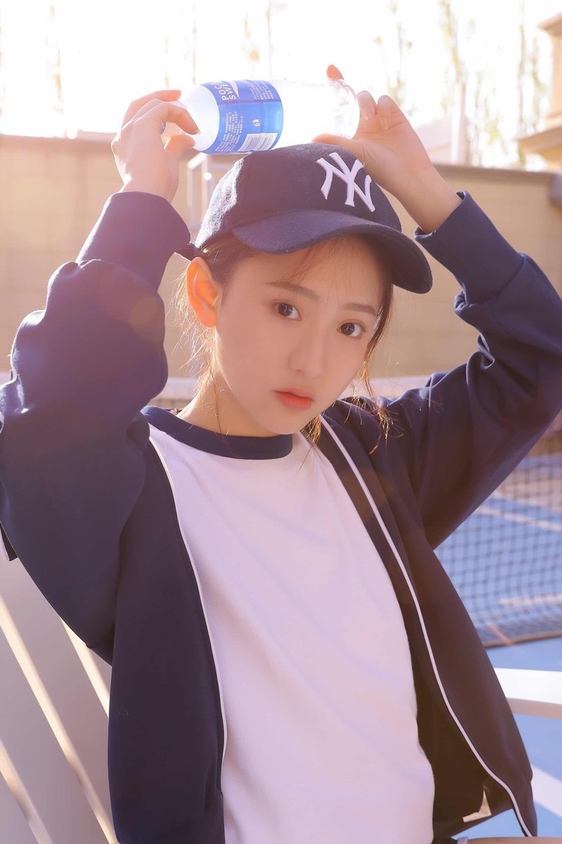 阳光鸭舌帽少女户外运动制服性感写真图片