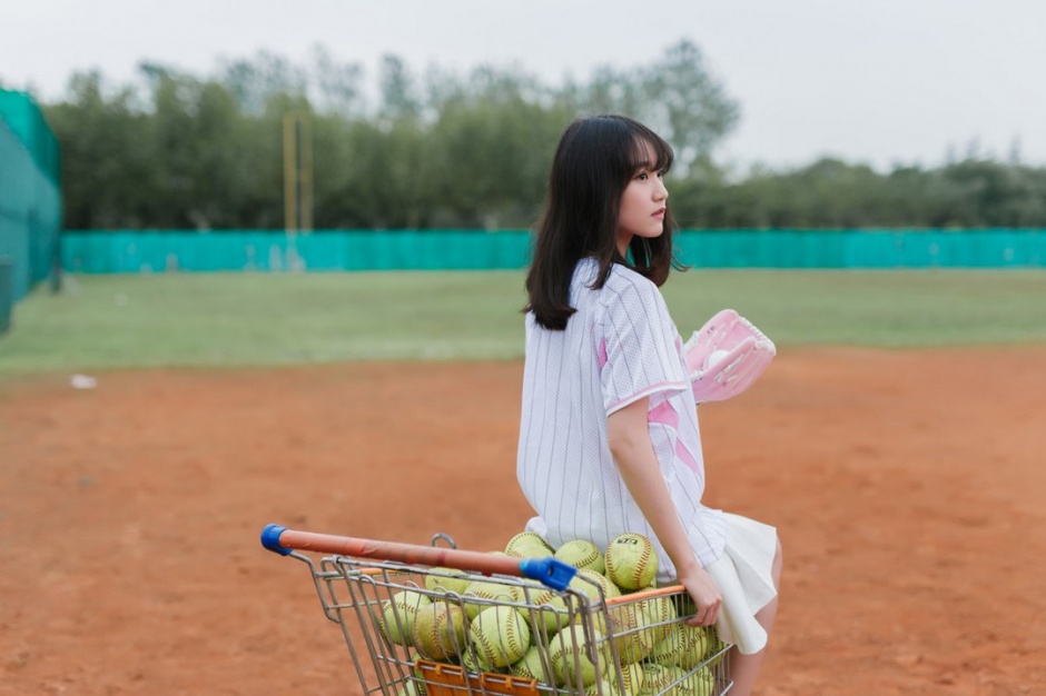 清纯棒球美女青春靓丽操场活力写真图片