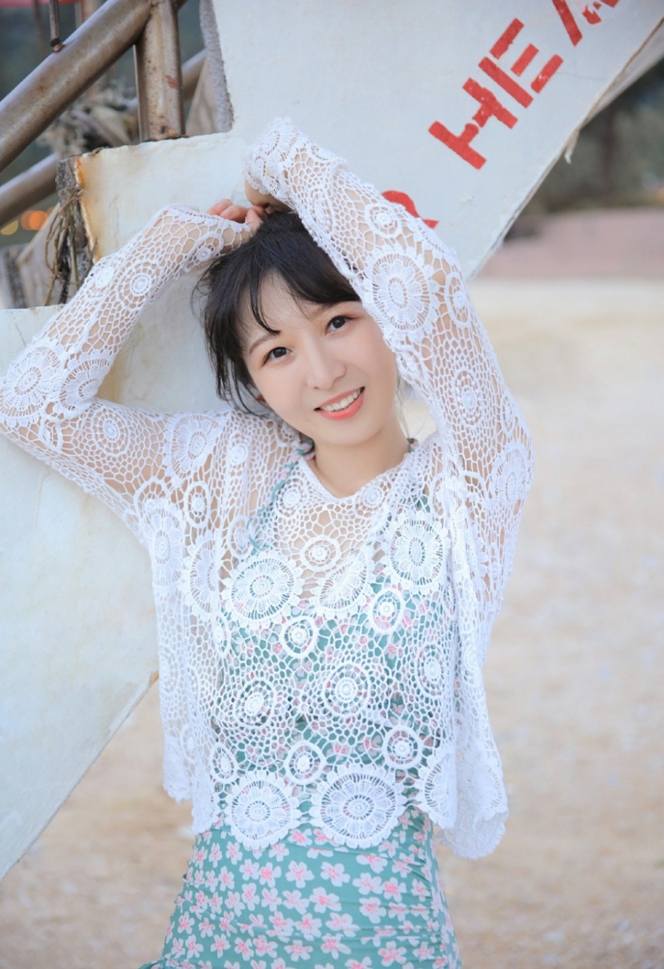 丸子头美少女性感紧身泳衣沙滩上演绎甜美可爱写真图片